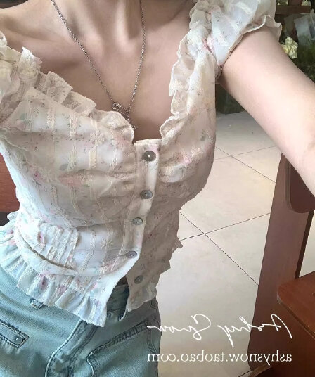 프랑스식 고급 센스 달콤한 매운맛 작은 꽃무늬 ins 맨위 여성 짧은 오프숄더 짧은 작은 셔츠 디자인 센스 여름 반팔