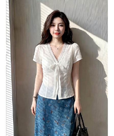 순면 자카드 2026 새로운 한 부서 부드러운 바람 홀로우 아웃 레이스 V넥 작은 셔츠 레이스업 허리 수축 쇼트 스타일 화이트