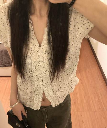 자카드 자수 원단 2026 새로운 프랑스식 레트로 꽃무늬 프릴 셔츠 여성 여름 거품 소매 몸매 가꾸기 맨위