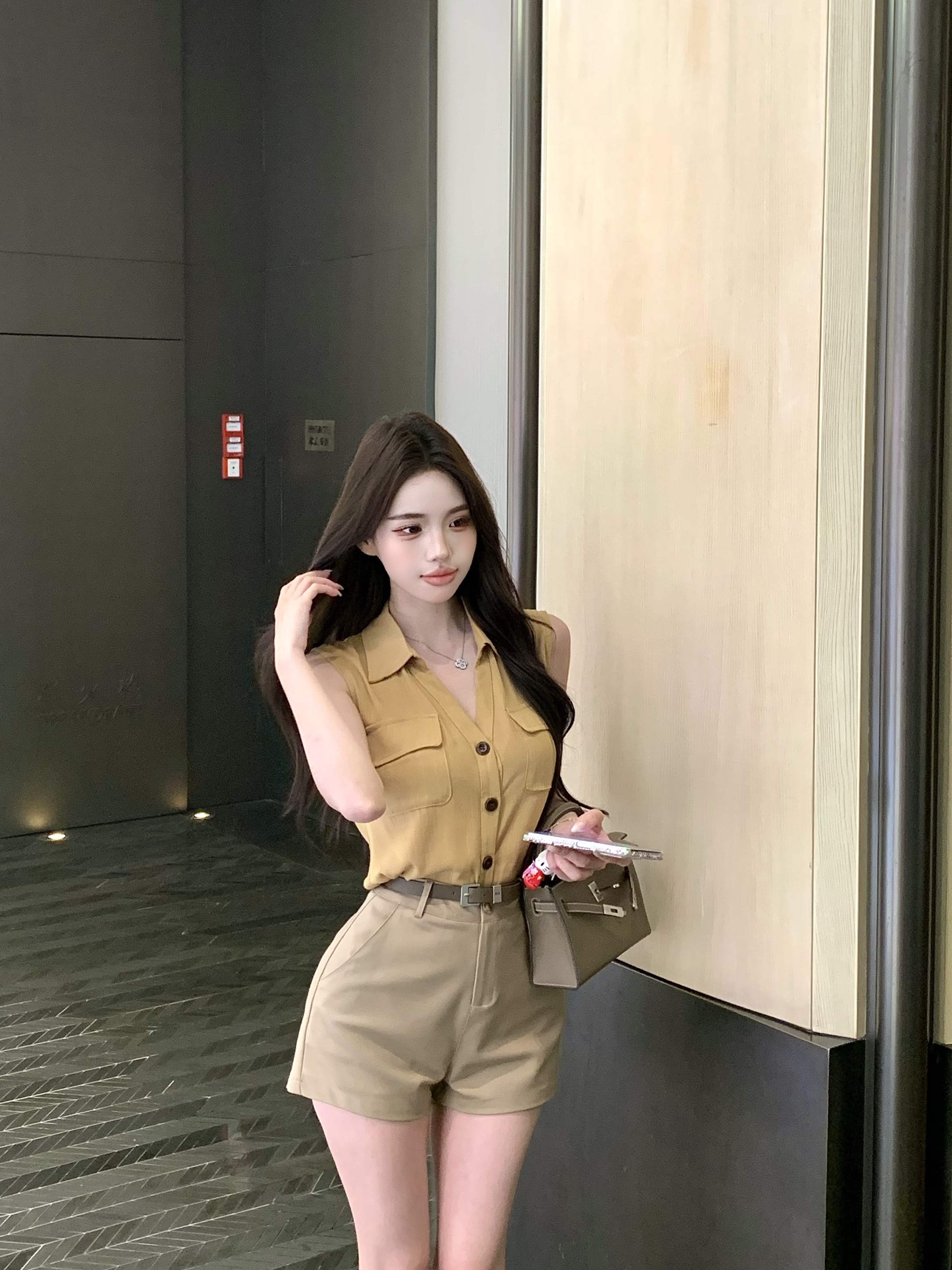 FA36192# 复古高级感无袖设计感衬衫女卡其色西装短裤包臀显瘦热裤潮  服裝批發女裝批發服飾貨源