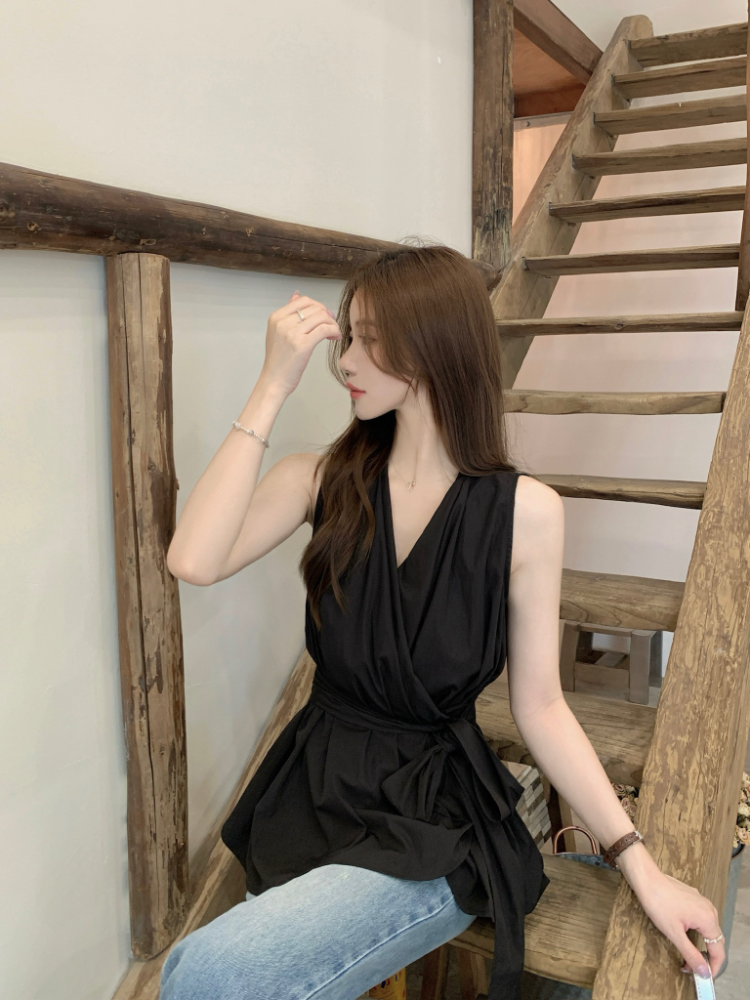 실사 정가 여름 새로운 한국 스타일 품격 V넥 민소매 스트랩 허리 수축 슬림해 보이는 검정색 다용도 조끼 맨위