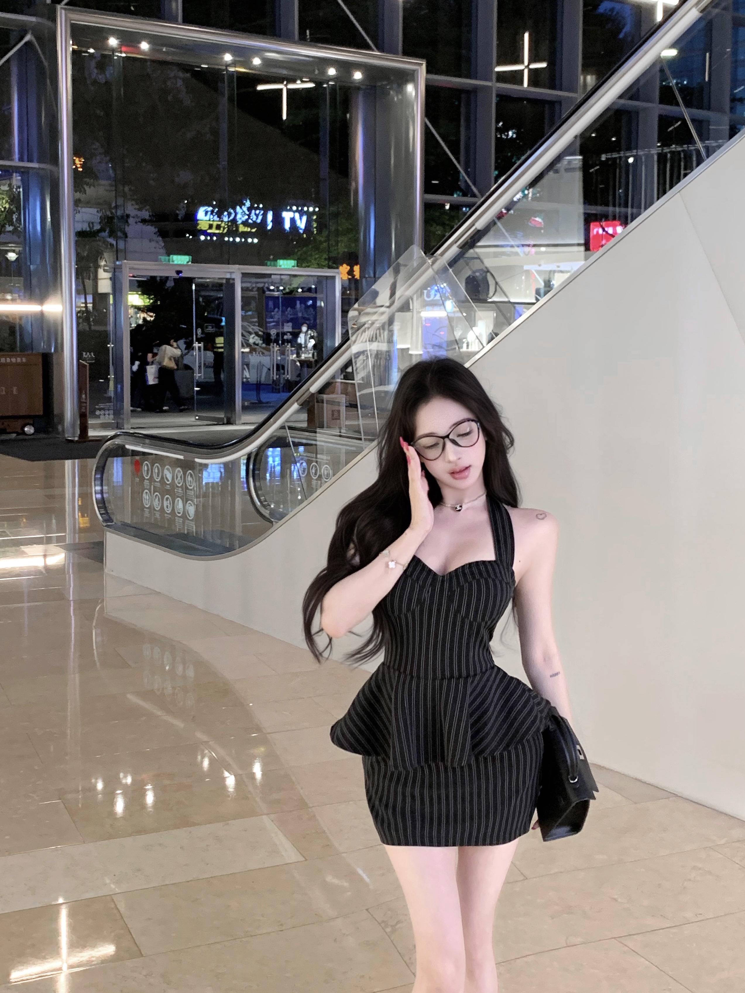 실사 높음 지혜 로얄 자매 바다 악마의 바람 페이크 레이어드 디자인 센스 스트라이프 행침 목 벨트 가슴 패드 허리 수축 타이트 스커트 드레스