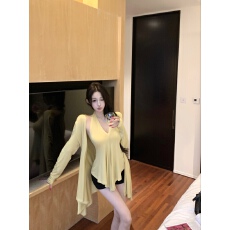 批发实拍 奶皮纸片人舒适垂坠感挂脖背心+<b class='q'>不规则</b>宽松<b class='q'>开衫</b>早秋套装
