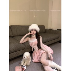 实拍娇嗲嫩妹 氛围感蕾丝拼接收腰粉色丝绒吊带裙+蝴蝶结毛毛项圈