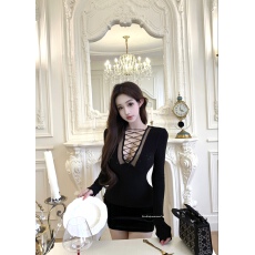 实拍 黑色性感御姐透纱拼接V领交叉绑带绒感打底上衣+丝绒半裙冬