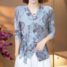 批发2026秋季新款女系带修身显瘦遮肚V领小衫<b class='q'>妈妈装</b>洋气收腰印花上衣