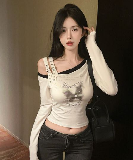 실사 정가 핫걸 비스듬한 어깨 디자인 센스 페이크 레이어드 긴팔 티셔츠 몸매 가꾸기 나비 프린트 화이트 맨위