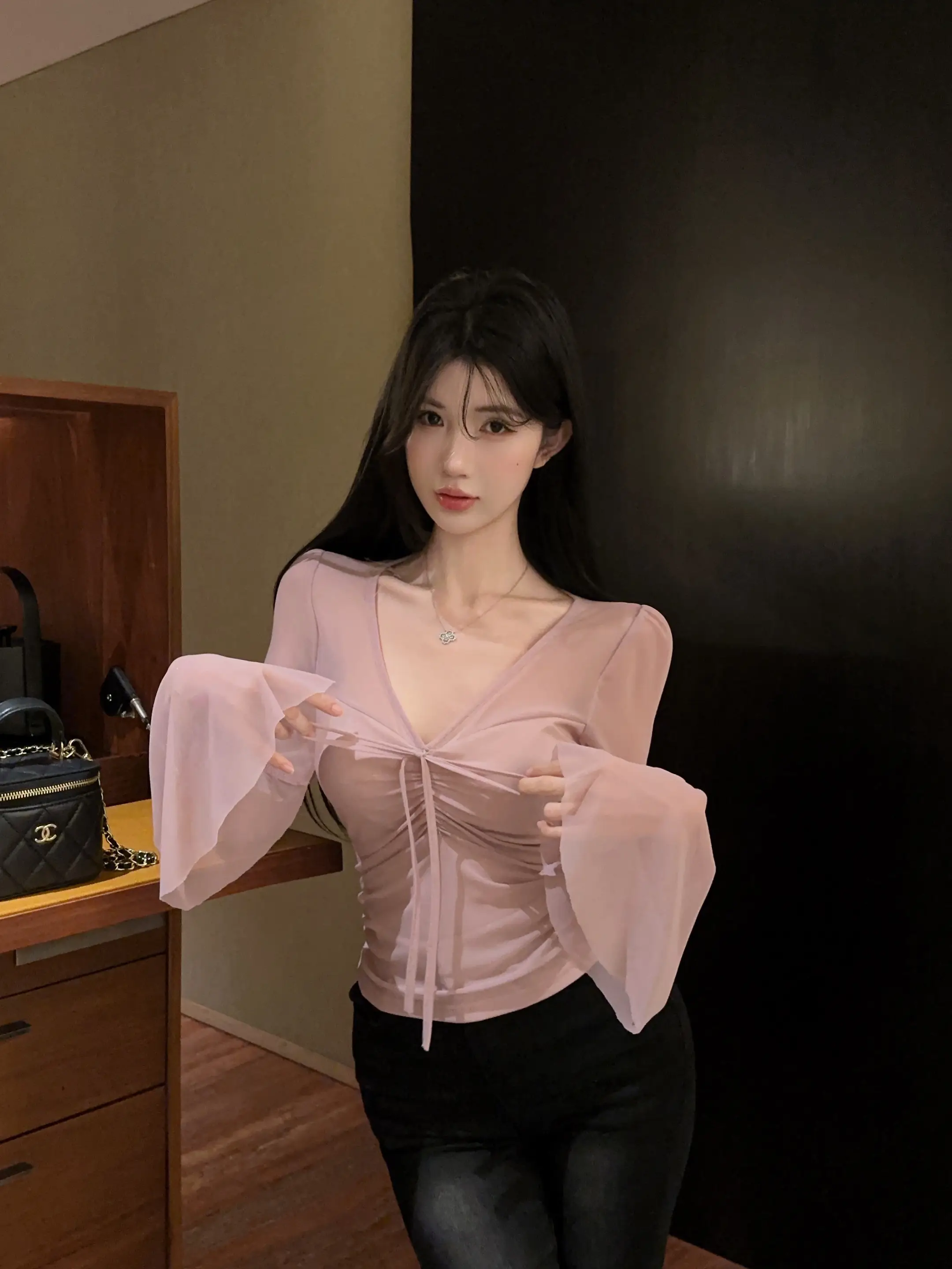 핑크 V넥 허리 조임 니트 상세 이미지 9