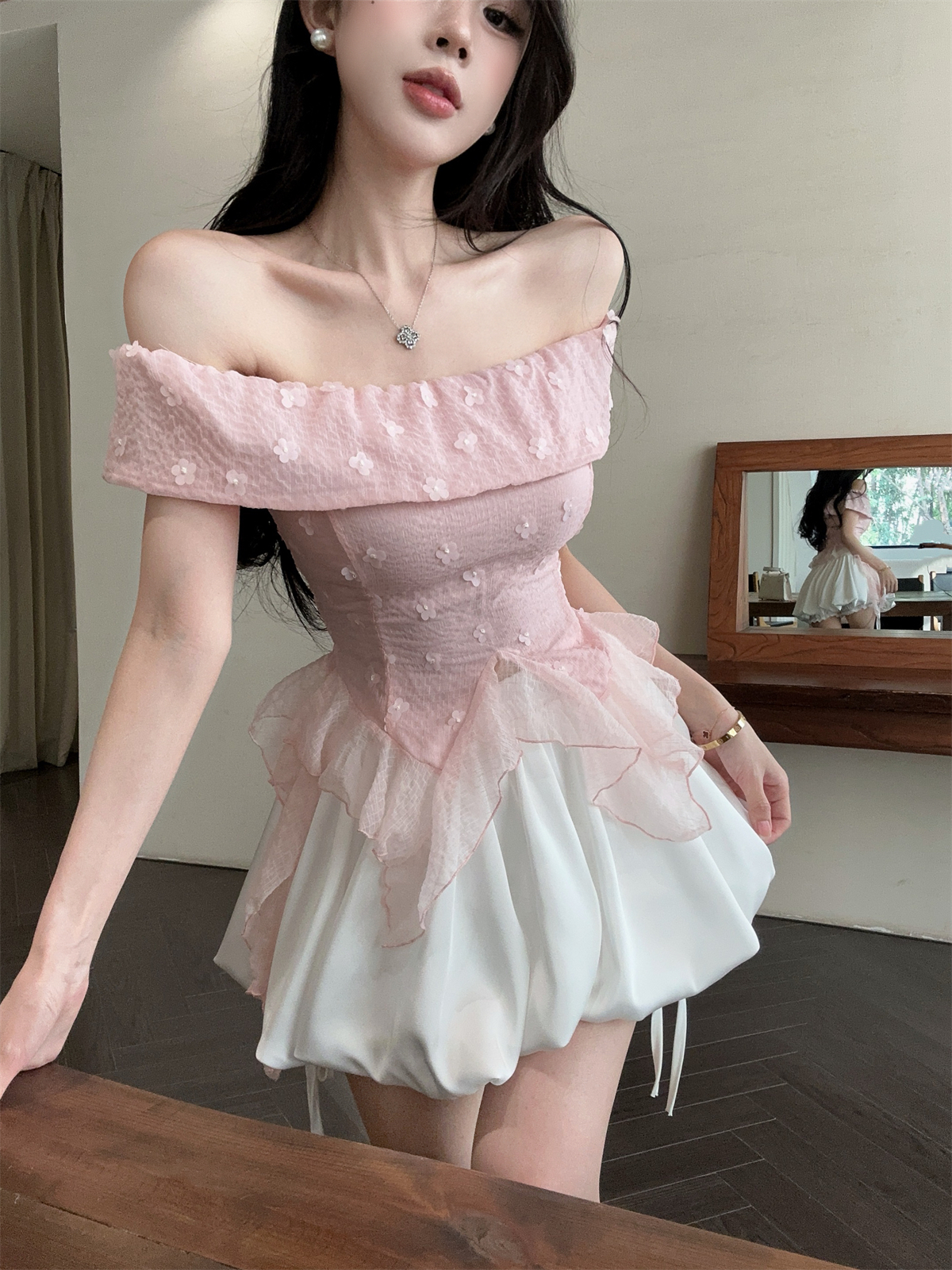 실사 정가 Chic 꾸밈음 꽃 달콤한 매운맛 오프숄더 맨위 꽃밭 미니 스커트 한 마디 치마 세트 여성 봄