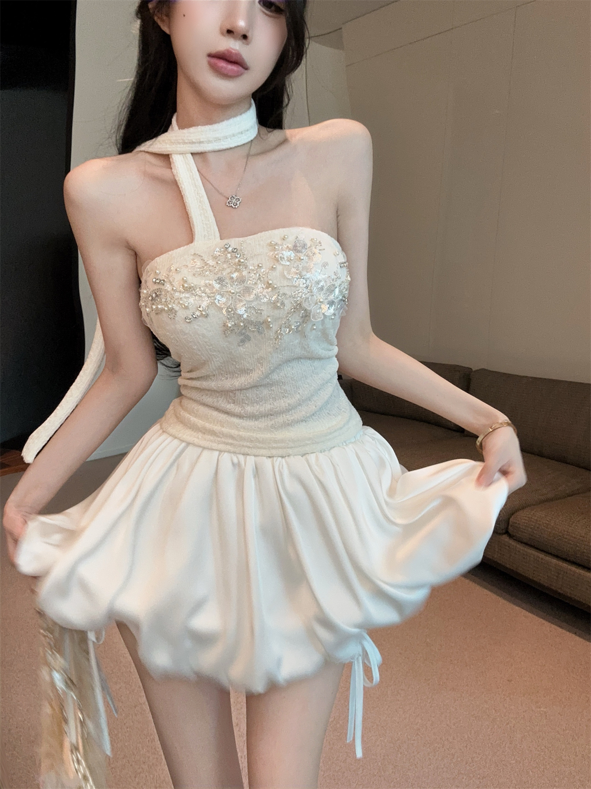 실사 정가 무거운 작업 구슬 꽃 비즈 박기 행침 목 니트 맨위 새틴 꽃밭 미니 스커트 여성 봄 세트