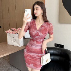 批发夏季新款扎染 V 领连衣<b class='q'>裙</b> 性感交叉褶皱收腰包臀<b class='q'>裙</b> 辣妹短袖短<b class='q'>裙</b>