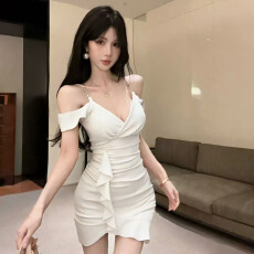 批发纯欲风白色露肩吊带连衣裙 收腰显瘦荷叶边包臀短裙