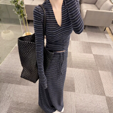 批发2026超火洋气条纹套装V领长袖上衣半身裙秋季新款包臀长裙两件套