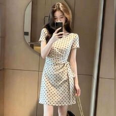 批发温柔风波点<b class='q'>连衣裙</b>女2026夏新款设计感系带褶皱气质收腰显瘦a字裙