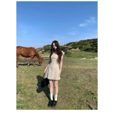 批发田园风碎花米色系方领收腰连衣裙女夏季法式温柔短袖<b class='q'>短裙</b>
