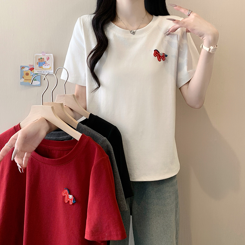 RY469# 实拍2026夏装新款胖mm大码女休闲百搭贴标红色小马设计感短袖T恤