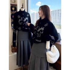 批发冬季新款圆领单排扣小马卡通刺绣羊毛针织开衫毛衣外套