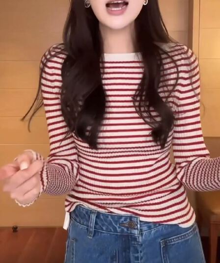 유럽 상품 2026 이른 봄 새로운 긴팔 니트 스웨터 여성 디자인 센스 빨간색 스트라이프 가을 어깨 연령 감소 몸매 가꾸기 슬림해 보이는 맨위