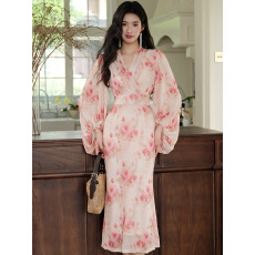 批发温柔浪漫胭脂色V领碎花<b class='q'>连衣裙</b>灯笼袖修身鱼尾长裙