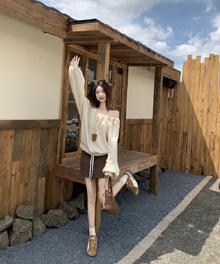 비스듬한 어깨 펌프 로프 웨이 긴팔 디자인 센스 작은 대중 루즈핏 핫걸 오프숄더 맨위 배색 하이웨이스트 타이트 스커트 투피스 세트