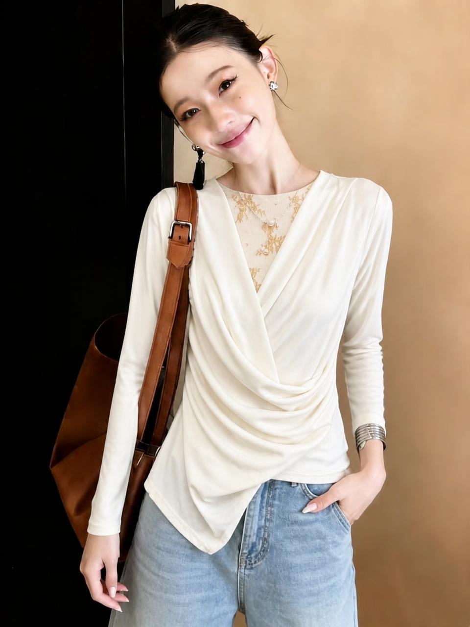 时尚蕾丝半高领长袖磨毛上衣女秋季独特气质修身收腰不规则打底衫 服裝批發女裝批發服飾貨源