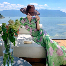 批发实拍V领绿色印花连衣裙女泡泡袖收腰度假茶歇裙