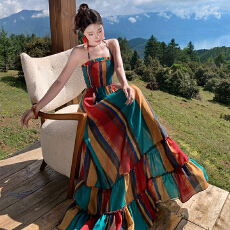 批发实拍多巴胺色彩彩虹条纹热辣露背度假风长裙