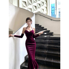 批发实拍 2025年秋装新款高级感露背挂脖<b class='q'>连衣裙</b>