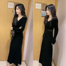 批发网红爆款时尚丝绒连衣裙女2025秋冬新款气质V领显瘦女神中长裙子