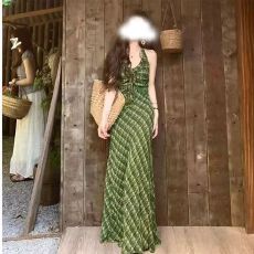 批发法式气质优雅V领格纹挂脖连衣裙夏季新款设计感收腰显瘦绝美长裙