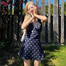 批发法式复古v领美背挂脖<b class='q'>连衣裙</b>女夏季修身印花裙子设计感收腰a字短裙