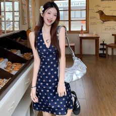 批发法式复古印花v领海边度假裙女款夏季绝美气质收腰露背挂脖<b class='q'>连衣裙</b>