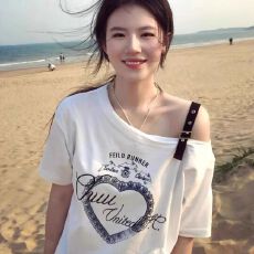 批发2026年新款辣妹斜肩t恤女夏拼接蕾丝开叉短袖宽松不规则露肩上衣