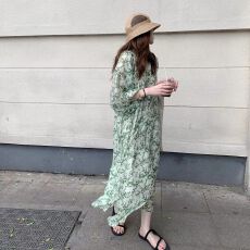 批发法式复古印花连衣裙女2026年夏季新款法式复古宽松大裙摆沙滩长裙