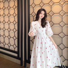 批发2026新款茶歇法式桔梗<b class='q'>复古</b>温柔风v领泡泡袖碎花<b class='q'>连衣裙</b>子女夏季