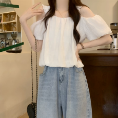 批发粉色短袖衬衫女夏季设计高级感法式短款锁骨一字肩泡泡袖别致上衣