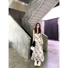 批发碎花吊带<b class='q'>连衣裙</b>女2026新款夏季穿搭蝴蝶印花法式别致绝美气质长裙