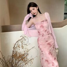 批发粉蝶印花吊带<b class='q'>连衣裙</b>女2026夏季新款弹力网纱气质修身显瘦包臀长裙
