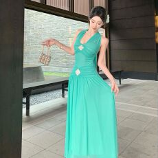 批发性感纯欲露背V领挂脖连衣裙女收腰显瘦长裙适合海边拍照的裙子女