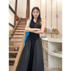 批发韩系立体花朵设计斜领压褶连衣裙女2026年夏季新款黑色收腰长裙子