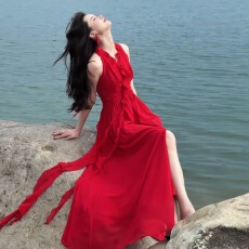 批发法式红色挂脖吊带<b class='q'>连衣裙</b>子女夏季2026新款爆款海边度假高级感长裙