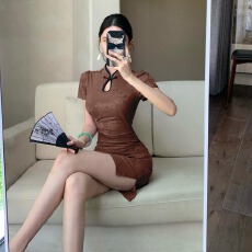 批发实拍新中式短袖<b class='q'>旗袍</b>咖色暗花显瘦开叉短款收腰包臀<b class='q'>连衣裙</b>