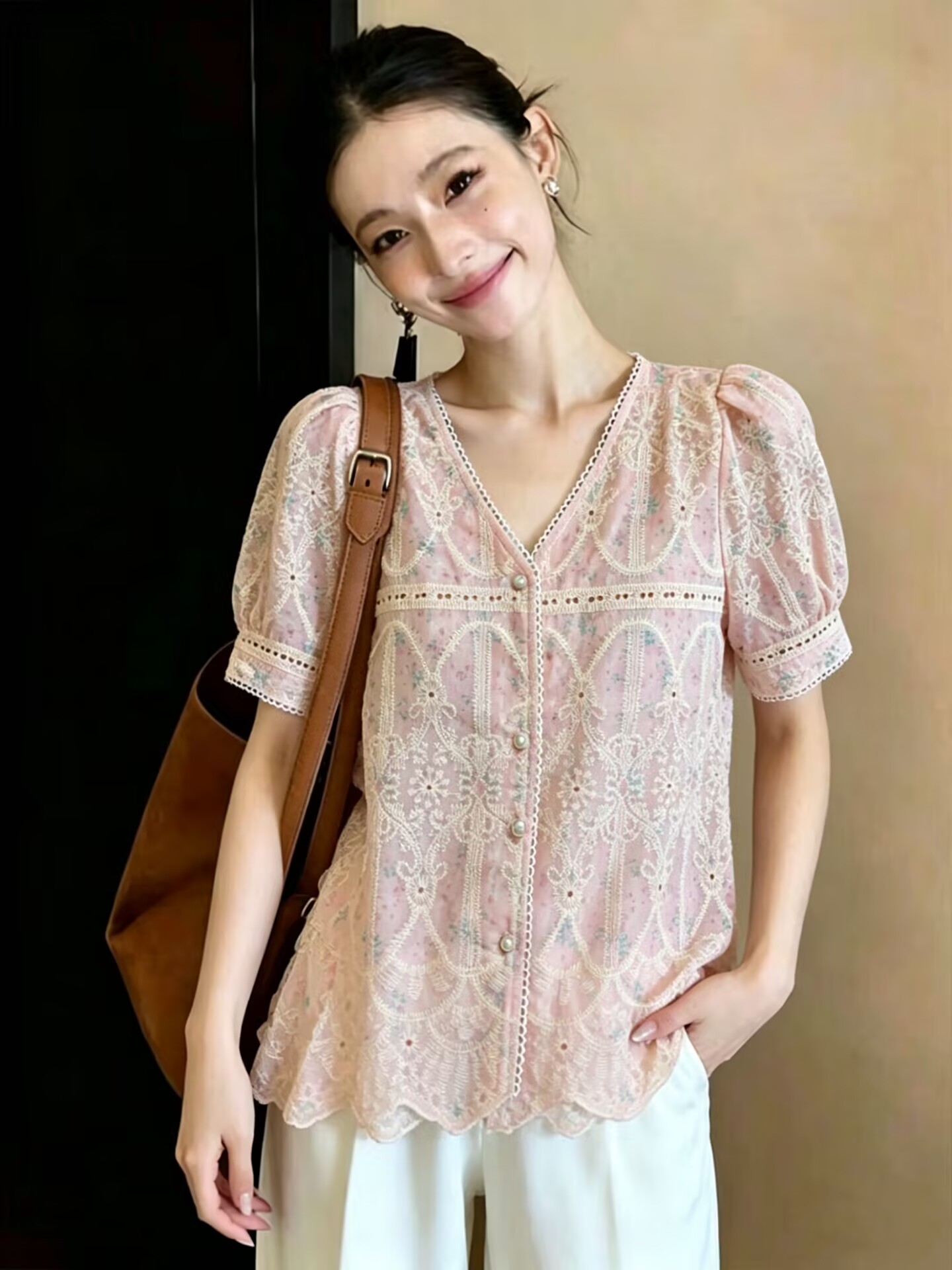 프랑스식 V넥 레이스 디자인 센스 홀로우 아웃 꽃무늬 반팔 여성 셔츠 2026 여름 새로운 루즈핏 다용도 맨위
