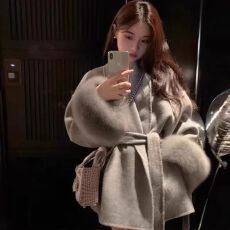 批发法式复古呢子大衣女2025冬季新款小个子狐狸毛短款灰色羊<b class='q'>毛呢</b>外套