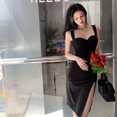批发自带胸垫设计感黑色性感斜开叉双肩<b class='q'>连衣裙</b>女礼服<b class='q'>修身</b>抹胸吊带短裙