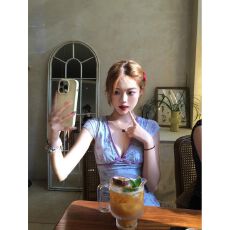 批发蝴蝶结碎花小飞袖v领紫色纯欲<b class='q'>连衣裙</b>女夏季设计感收腰性感短裙子