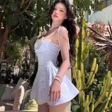 批发法式蓝色<b class='q'>条纹</b>蕾丝拼接吊带连衣裙女2025新款纯欲收腰显瘦A字<b class='q'>短裙</b>
