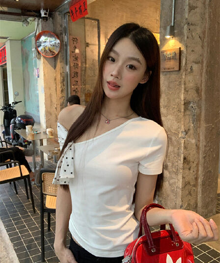 반팔 티셔츠 여성 여름 새로운 폭발 화이트 몸매 가꾸기 핫걸 디자인 센스 오프숄더 비스듬한 어깨 Chic 맨위