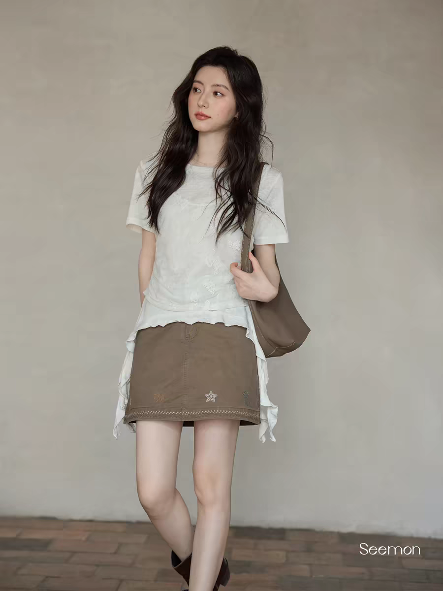 저녁 몽골 2026 새로운 여름 한 부서 페이크 레이어드 맨위 디자인 센스 몸매 가꾸기 프릴 밑단 반팔 티셔츠 여성