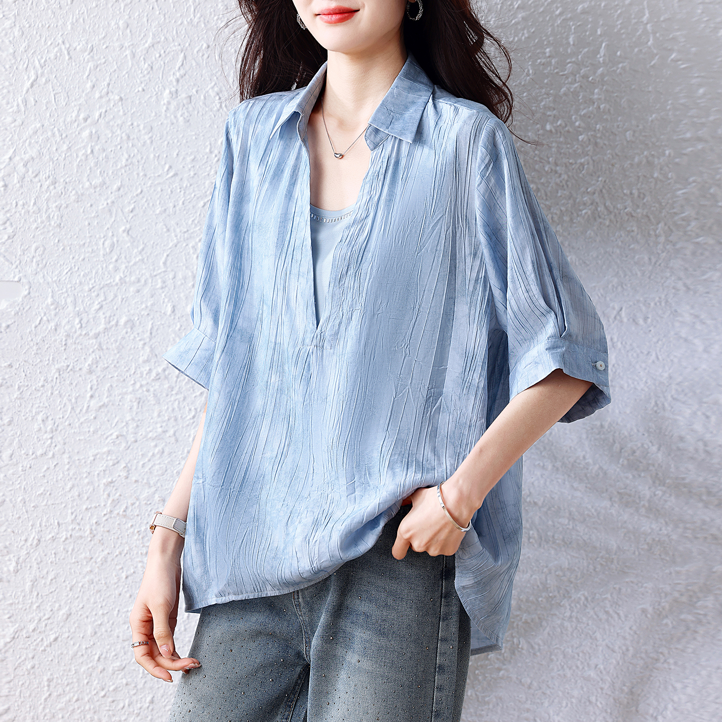 실사 봄 여름 새로운 하늘색 페이크 레이어드 V 넥 셔츠 중간 소매 루즈핏 그라데이션 질감 센스 맨위 여성